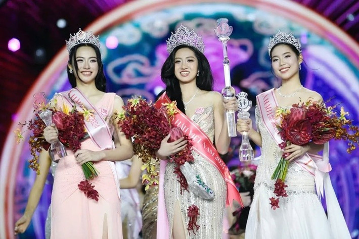 Hà Trúc Linh đăng quang Hoa hậu Việt Nam 2024, Trần Ngọc Châu Anh (ngoài cùng bên phải) đoạt danh hiệu á hậu 1, Nguyễn Thị Vân Nhi (ngoài cùng bên trái) giành danh hiệu á hậu 2. Ảnh: Hoa hậu Việt Nam.
