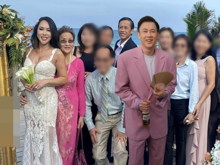 Dương Triệu Vũ và Hoài Linh sang Mỹ để dự đám cưới của ca sĩ Phương Trang. Dương Triệu Vũ là em trai Phương Trang còn Hoài Linh là anh trai nữ ca sĩ. Ảnh: FB Dương Triệu Vũ.