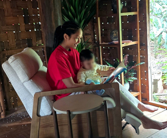 H'hen Niê dành nhiều thời gian cho gia đình. Trong ảnh, nàng hậu đọc sách cho một người cháu. Ảnh: FB H'hen Niê.