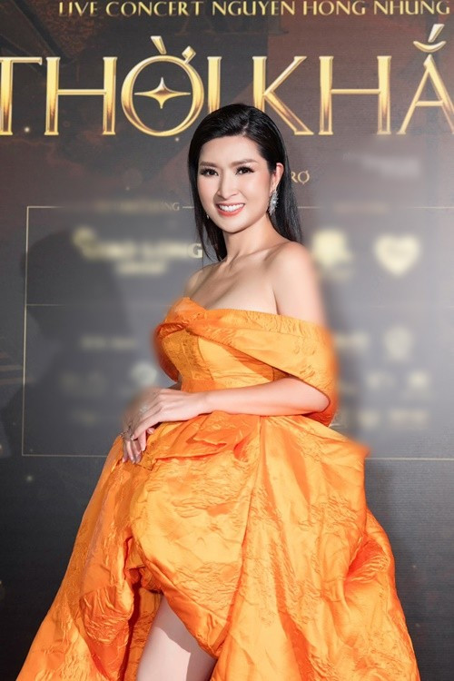 Nữ ca sĩ sinh năm 1981 chia sẻ, bí quyết giữ diện mạo mặn mà là buông bỏ bớt suy nghĩ tiêu cực. Ảnh: FB Hồng Nhung.