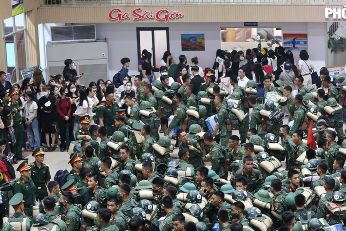 Tối ngày 4/6, tại ga Sài Gòn (quận 3, TPHCM), Bộ Tư lệnh Quân khu 7, lãnh đạo TPHCM đã đến tiễn các khối đi thực hiện nhiệm vụ trong Lễ kỷ niệm 80 năm Cách mạng Tháng Tám (19/8/1945 – 19/8/2025) và Quốc khánh nước Cộng hòa xã hội chủ nghĩa Việt Nam (2/9/1945 – 2/9/2025).