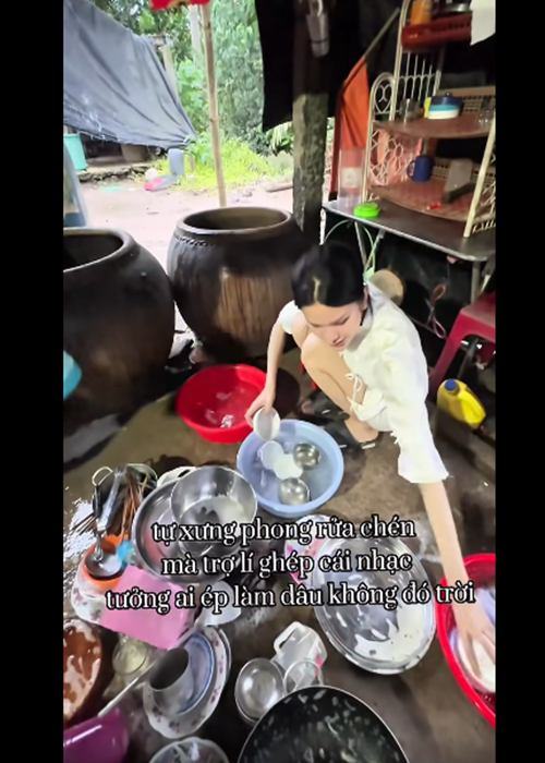 Mỹ nhân chuyển giới hài hước cho biết, clip rửa bát ở quê được trợ lý ghép nhạc, trông giống như ai ép cô làm dâu. Ảnh: FB Hà Tâm Như.