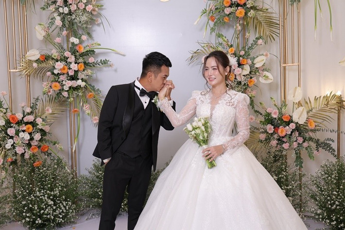 Trong đám cưới vào ngày 12/7, Hùng Thuận nói với Tuệ Tâm: "Sẽ yêu em và yêu đến hết cuộc đời này". Ảnh: FB Hùng Thuận.