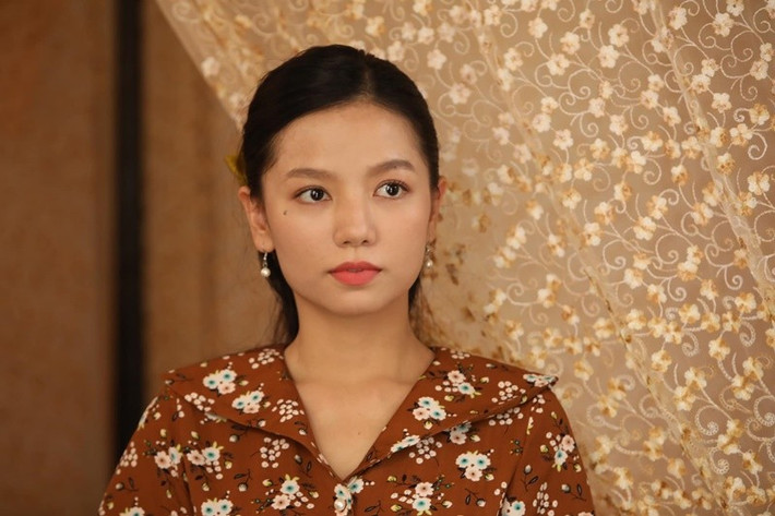Chia sẻ trên Yeah1 về hậu trường đóng phim Lưới trời, Hạ Anh cho biết, trong một cảnh nhảy từ cái bờ ruộng bên này sang bờ bên kia, cô ban đầu toát hết mồ hôi vì sợ. Đến khi diễn thật, cô vừa khóc vừa diễn nhảy qua bờ ruộng một phát ăn ngay. Ảnh: Yeah1.