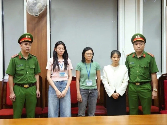 Theo Công An Nhân Dân, theo tài liệu điều tra, thực phẩm bổ sung kẹo rau củ Kera là sản phẩm của Thùy Tiên và các cổ đông Công ty Chị Em Rọt hợp tác làm ăn chung, trong đó Thùy Tiên được hưởng lợi nhuận theo thỏa thuận góp vốn, tương đương 30%, các cổ đông còn lại góp 70% cổ phần. Sau khi ra mắt sản phẩm, Thùy Tiên cùng Nguyễn Thị Thái Hằng (Hằng Du Mục) và Phạm Quang Linh (Quang Linh Vlog) đưa ra các thông tin không đúng sự thật, để phóng đại công dụng của sản phẩm. Ảnh: Công An Nhân Dân.
