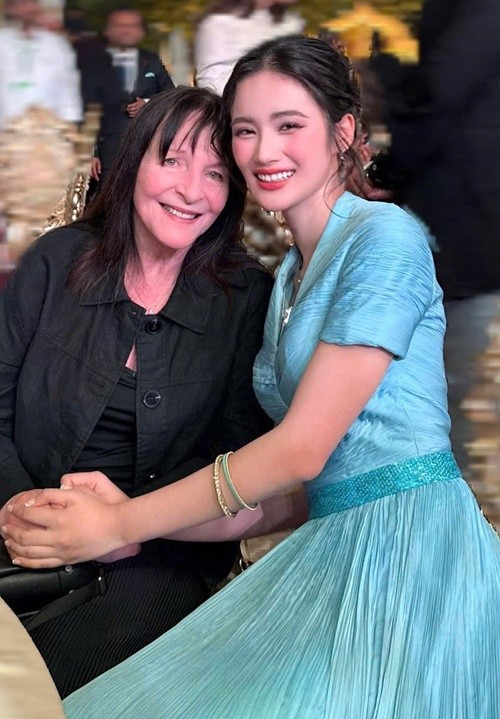 Đang ở Ấn Độ tham gia Miss World 2025, Hoa hậu Ý Nhi vừa gặp mặt bà Julia Morley - chủ tịch cuộc thi.