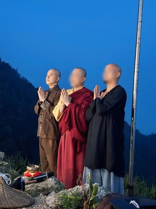 "Đây không phải sự hy sinh. Mà là sự biết ơn với người đã sinh ra mình", Tuấn Hưng nói thêm. Ảnh: FB Tuấn Hưng.