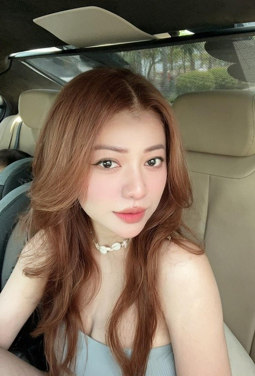 Lấy chồng kém tuổi, nữ ca sĩ khẳng định: “Ngay từ đầu tôi đã không thấy chồng mình trẻ con, tôi thấy anh ấy là gu của mình”. Ảnh: FB MiA.