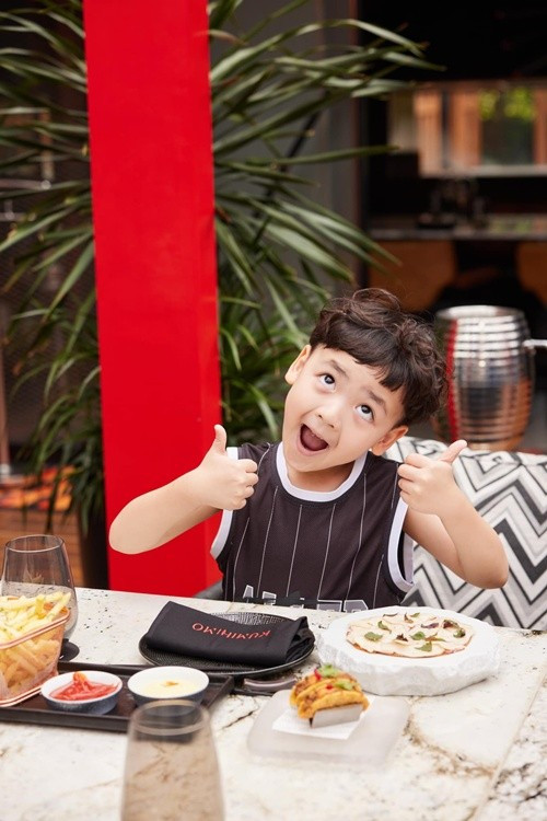 Tú Anh cho biết, cô và con trai đều thích đồ ngọt. Các loại bánh ngọt hay ngậy phô mai đều là món ăn mà nàng hậu và bé Kem đam mê. Ảnh: FB Tú Anh.