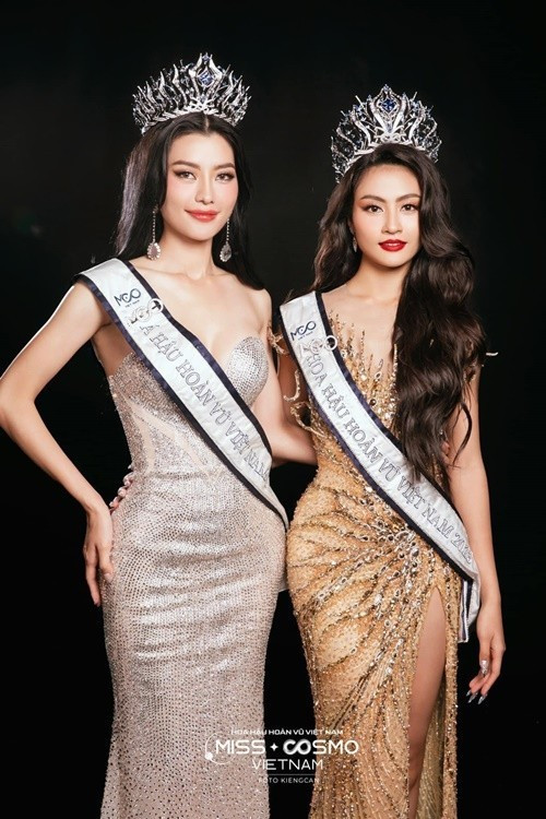 "Ngôi vị này cùng chiếc vương miện trên đầu là cánh cửa mở ra thật nhiều cơ hội cho bản thân và lan tỏa những giá trị đến với cộng đồng", Hoàng Nhung bày tỏ. Ảnh: FB Hoàng Nhung.