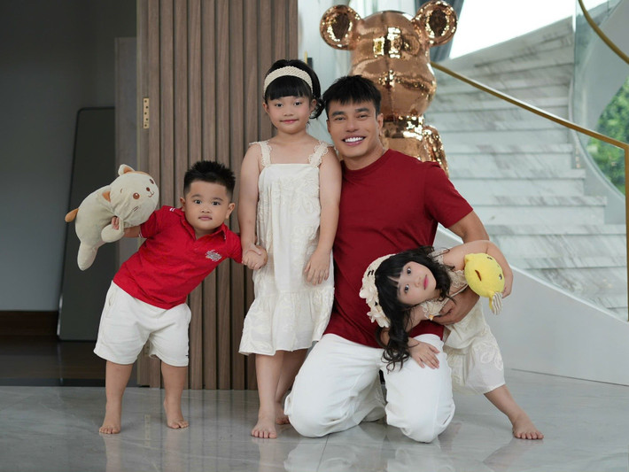 "Tôi thấy mọi người nói đúng. Tôi có 3 con rồi mà chưa có kinh nghiệm gì. Tôi ít có thời gian cho con, đi cả tháng mới về nên thương con quá. Tôi xin lỗi và hứa nghiêm khắc với con hơn, mong mọi người bỏ qua", Lê Dương Bảo Lâm cho hay. FB Quỳnh Quỳnh.
