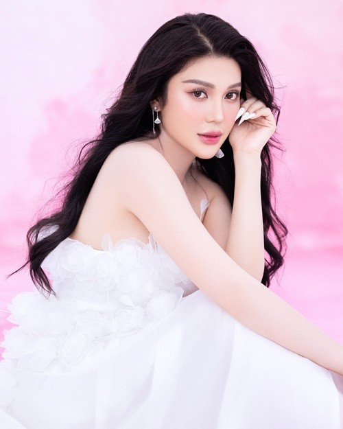Mới đây, nhiều cư dân mạng lan truyền tin đồn Lily Chen trúng số giải đặc biệt khi trên mạng xã hội xuất hiện hình ảnh một người phụ nữ bên nhiều cọc tiền và chụp ảnh trước biệt thự của Lily Chen. Ảnh: FB Lily Chen.