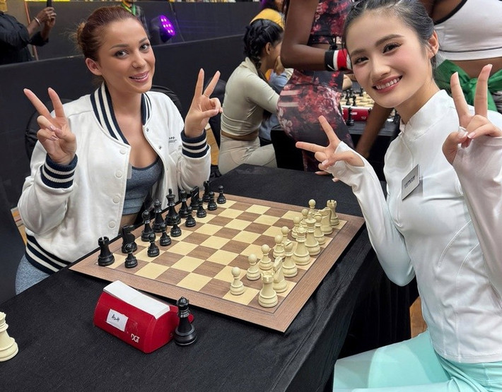 Ý Nhi vắng mặt trong top 32 phần thi Thể thao. Danh sách top 32 gồm Namibia, Ethiopia, Zimbabwe, Somalia, Kenya, Botswana, Angola, Thổ Nhĩ Kỳ, Úc, Philippines, Nhật Bản, Singapore, New Zealand, Indonesia, Mông Cổ, Bắc Ailen, Pháp, Slovenia, Ai-len, Hà Lan, Bỉ, Bulgaria, Estonia, Canada, Guatemala, Curacao, Nicaragua, Trinidad & Tobago, Mexico, Martinique và El Salvador. Theo ban tổ chức, đại diện Estonia giành chiến thắng phần thi này. Ảnh: FB Ý Nhi.