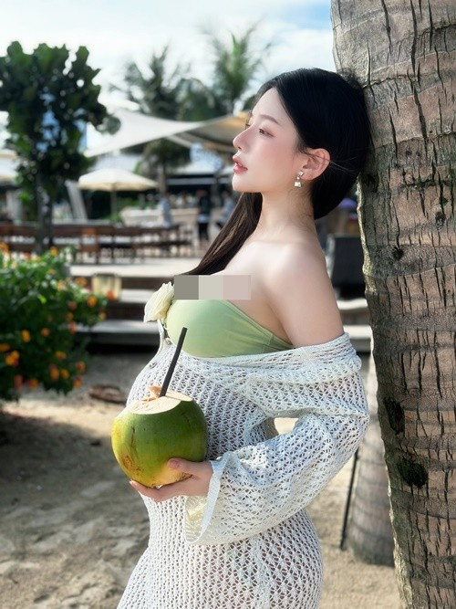 Vợ Trọng Lân vẫn gợi cảm, trẻ trung dù bụng bầu vượt mặt. Ảnh: FB Huyền Trang.