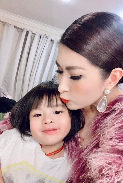 Theo Tiền Phong, quản lý truyền thông của Hồng Nhung cho biết: "Cô ấy nói hết duyên nên chia tay trong êm đẹp. Nữ ca sĩ không còn mong đợi vào chuyện tình cảm. Hồng Nhung xem đây như luật bù trừ của đời người nghệ sĩ, đôi khi không phải lúc nào cũng trọn vẹn". Ảnh: Sức Khỏe Đời Sống.