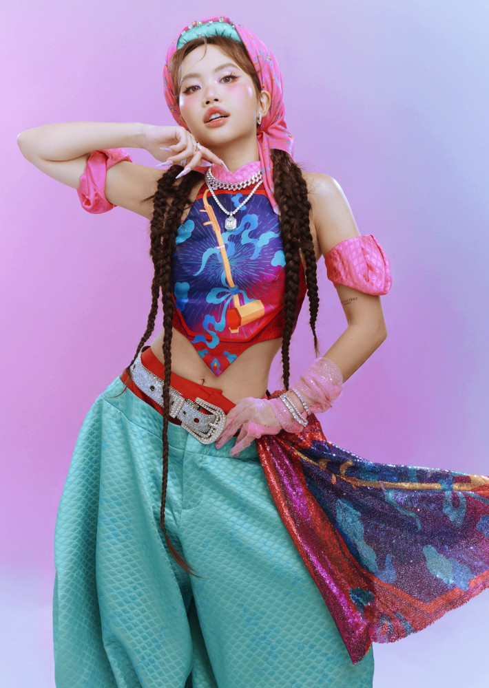 Trước đó, Phương Mỹ Chi nổi lên từ Giọng hát Việt nhí 2013, liên tục biểu diễn tại các sự kiện, chương trình ca nhạc cả trong nước và ngoài nước. Vào tháng 7 vừa qua, cô giành vị trí thứ 3 trong chung kết cuộc thi Sing! Asia 2025. Ảnh: FB Phương Mỹ Chi.