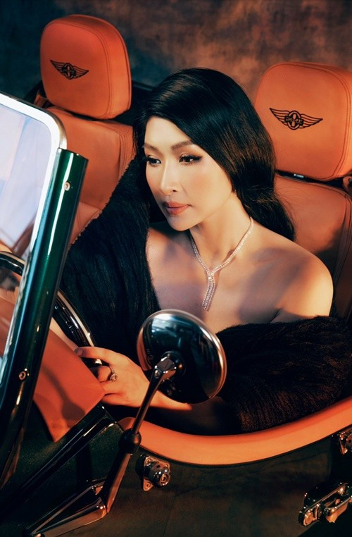 “Nhung không có tuần nào dưới 3 show cả, phải nói sức khoẻ rất tốt. Mỗi lần cô ấy ra sân khấu là rạng rỡ, vui tươi. Nhung đi hát trong các chương trình, hoà mình phù hợp trong từng môi trường. Nhung có một trái tim yêu âm nhạc và có suy nghĩ khác với mọi người”, Quang Lê chia sẻ Báo Pháp Luật. Ảnh: FB Hồng Nhung.