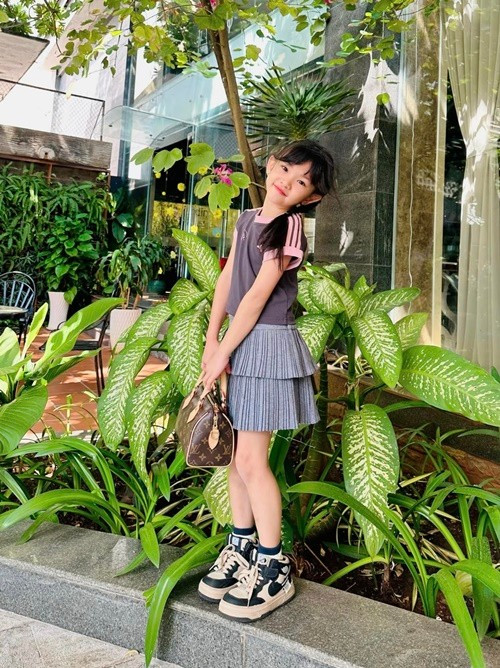 “Chỉ có thể nói là giống tôi. Ai hỏi cũng nói giống mẹ nhưng mà mẹ sửa mũi nên nhìn mẹ xinh hơn. Để coi Kem lớn thêm tý nữa, xem ai còn dám nói mẹ sửa mũi nữa không”, Hải Băng cho biết. Ảnh: FB Hải Băng.