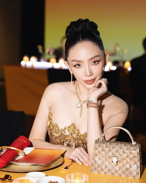 Vợ Hoàng Touliver sở hữu nhiều món hàng hiệu có giá đắt đỏ. Ảnh: FB Tóc Tiên.