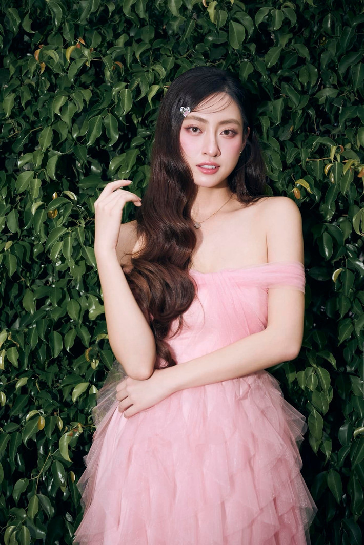 Sau đăng quang Miss World Vietnam 2019, Lương Thùy Linh đắt show làm người mẫu, quảng cáo, dẫn chương trình. Ngoài ra, cô còn làm giám đốc thời trang. Hiện tại, Lương Thùy Linh có khối tài sản “không phải dạng vừa”. Ảnh: FB Lương Thùy Linh.