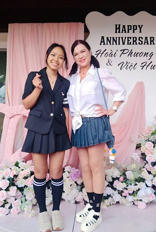 Elyza sinh năm 2009, có chiều cao nổi bật. Ảnh: FB Việt Hương.