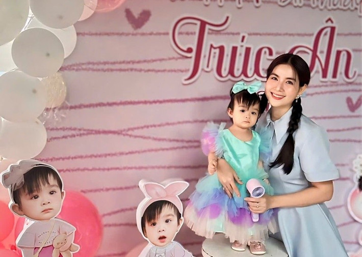 Con gái Thanh Duy - Kha Ly diện váy công chúa trong tiệc sinh nhật. Ảnh: FB Thanh Duy.
