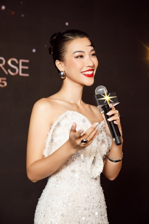 Tuổi 35, Hoàng Oanh đắt show dẫn chương trình. Ảnh: FB Hoàng Oanh.