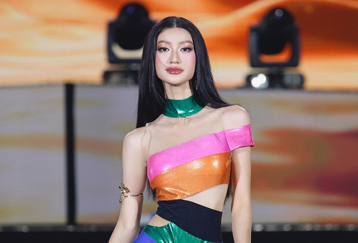 Hoàng Kim Ngân lọt top 5 Người đẹp biển và giành chiến thắng giải Thí sinh có khuôn mặt đẹp nhất ở Hoa hậu Hoàn vũ Việt Nam 2025. Kim Ngân cao 1m71, có số đo ba vòng 74-56-91cm. Ảnh: Miss Cosmo Vietnam.