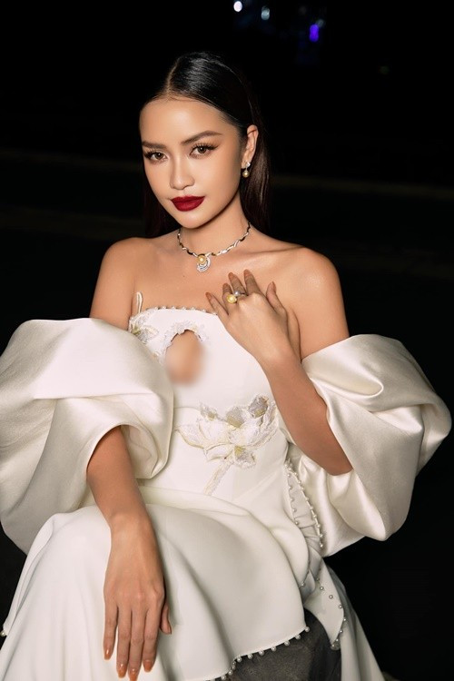 Sau khi trở thành hoa hậu, Ngọc Châu bị đồn dao kéo gương mặt. Trả lời Znews, người đẹp sinh năm 1994 khẳng định, cô không chỉnh sửa. Gương mặt của Ngọc Châu trông bầu bĩnh bởi cô tăng cân nhưng lười tập thể dục. Ảnh: FB Ngọc Châu.