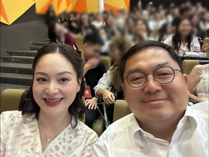 Diễn viên Lan Phương chia sẻ hình ảnh bên ông ông Hoàng Nam Tiến khi cả hai gặp nhau vào năm 2023. Cô viết: “Hôm nay nghe tin anh, em bàng hoàng quá!”. Ảnh: FB Lan Phương.