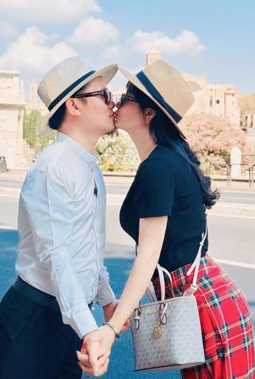 Vợ chồng Vượng Râu đang đi du lịch nước ngoài. Ảnh: FB Thu Hiền.