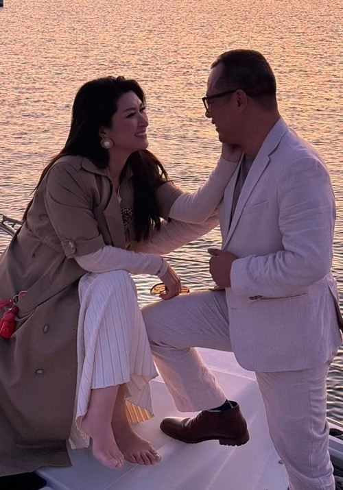 Nữ ca sĩ và bạn đời có một cậu con trai chung chào đời cách đây không lâu. Ảnh: FB Hồng Nhung.