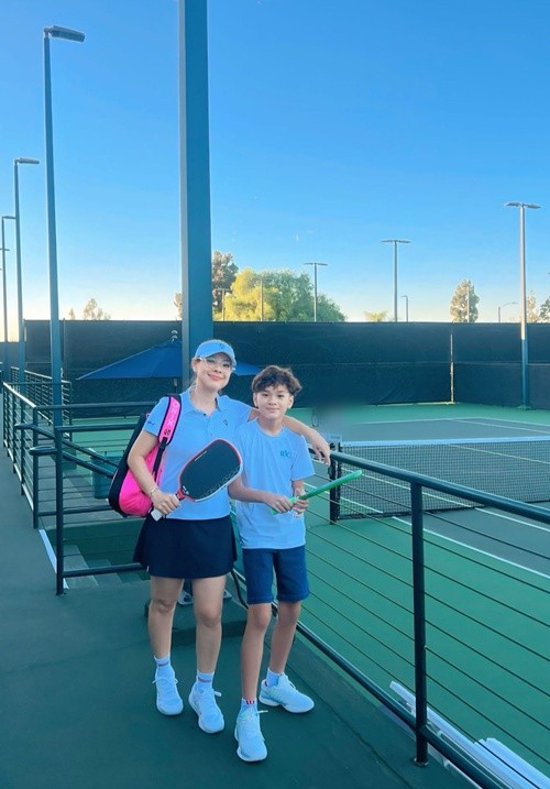 Thanh Thảo rủ cậu con trai nuôi Jacky Minh Trí và con gái Talia chơi pickleball. Ảnh: FB Thanh Thảo.