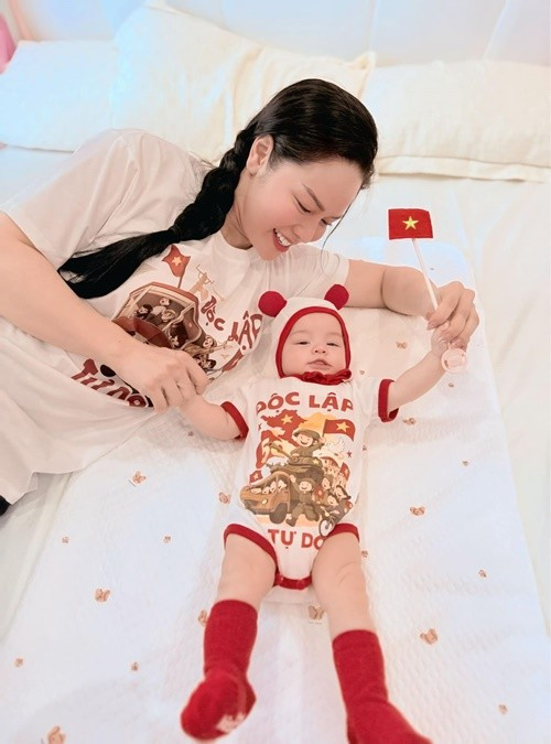 Ít tháng sau khi sinh nở, Nhật Kim Anh kinh doanh, đi ca hát trở lại. Cách đây không lâu, Nhật Kim Anh nhập viện vì sốt siêu vi và kiệt sức. Cô chia sẻ trên Znews, dù vẫn chăm sóc sức khỏe, ăn uống đầy đủ nhưng bởi sinh em bé được khoảng 3 tháng, lại có lịch trình công việc dày đặc nên cô mệt mỏi. Ảnh: FB Nhật Kim Anh.