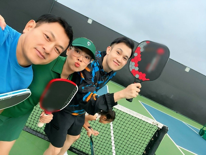 Thanh Thảo còn tâm sự, càng stress, càng nên chơi pickleball. "Mỗi cú đánh là một cách xả ra những thứ bạn không thể nói bằng lời. Mỗi lần đổ mồ hôi là một lần bạn nhẹ bớt những muộn phiền không tên", cô viết trên trang cá nhân. Ảnh: FB Thanh Thảo.