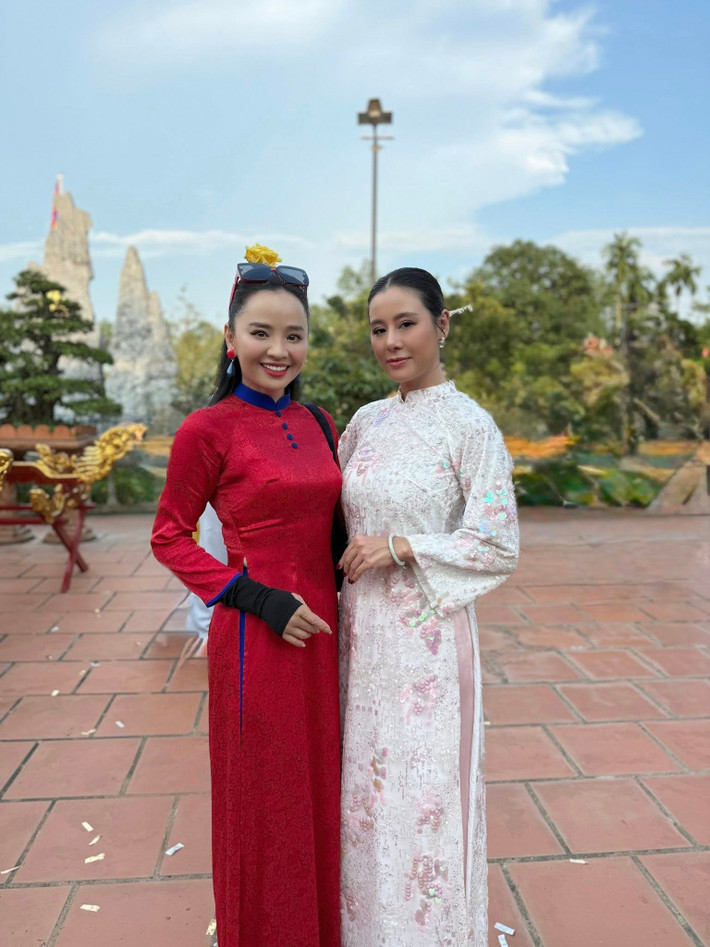 Hoài An viết trên trang cá nhân: "“Năm nay đi sớm nên được vào hậu trường xem mọi người tất bật chuẩn bị xiêm y áo mũ trước giờ cúng Tế, được đi tung tăng khắp nơi chụp hình với những gương mặt thân thương, hoan hỷ trong lòng". Ảnh: FB Hoài An.