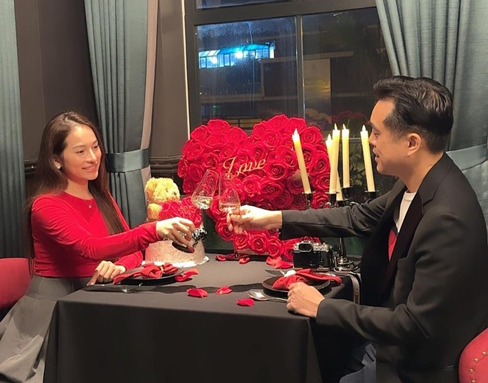 Dương Khắc Linh chiều chuộng Ngọc Duyên. Anh nhận làm thay hết việc nhà giúp vợ từ dọn dẹp nhà cửa, nấu nướng đến bê đồ. Ảnh: FB Lưu Ngọc Duyên.