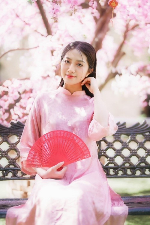 Bố Hà Trúc Linh chia sẻ trên Znews, gia đình ông không giàu có. “Trong quá trình tham gia cuộc thi, con may mắn được nhiều bạn bè hỗ trợ cho mượn trang phục, giày dép... Con chỉ xin tiền tôi hai lần, một lần một triệu đồng, một lần 600.000 đồng", ông cho biết. Ảnh: FB Hà Trúc Linh.