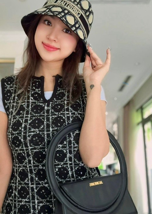 Nữ MC thường xuyên diện đồ hiệu đắt đỏ. Ảnh: FB Vân Hugo.