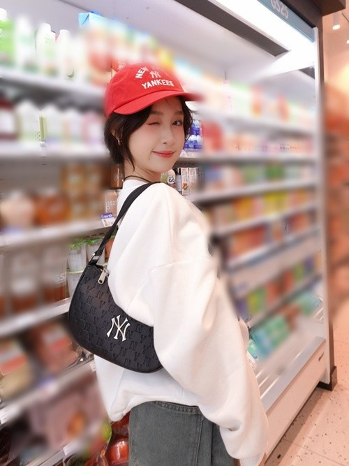 Bảo Ngọc xinh đẹp như hot girl ở tuổi 17. Nữ diễn viên từng phủ nhận nghi vấn dao kéo gương mặt. "Có nhiều bạn, có nhiều anh chị vào bình luận là Ngọc sửa mũi, Ngọc cắt mắt, Ngọc tiêm cằm, Ngọc độn cằm. Nhưng không có nha. Tuổi này ai cho làm", Saostar dẫn lời Bảo Ngọc. Ảnh: FB Bảo Ngọc.