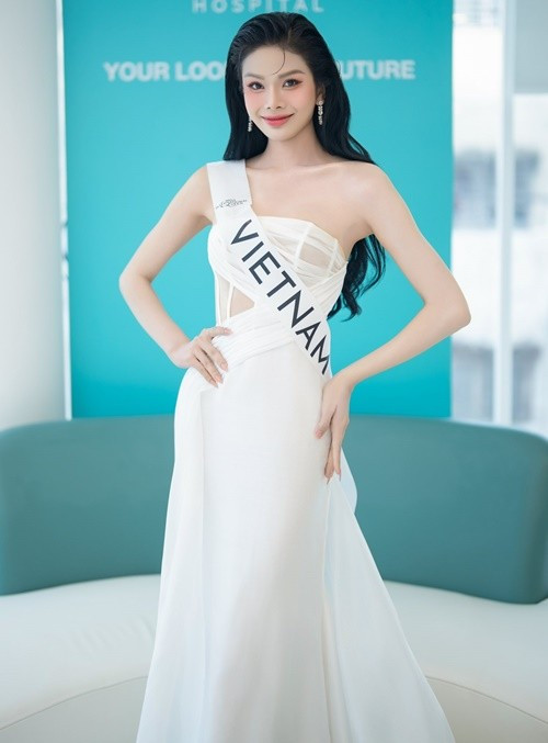 Hà Tâm Như là một trong những gương mặt nổi bật của cuộc thi Miss International Queen 2025. Mới đây, tham gia một hoạt động thuộc khuôn khổ cuộc thi, đại diện Việt Nam diện váy trắng cúp ngực.