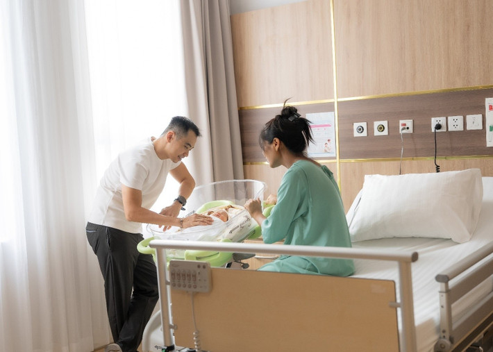 Tuấn Khôi luôn trúc trực khi H'hen Niê sinh nở. Ảnh: FB Tuấn Khôi.