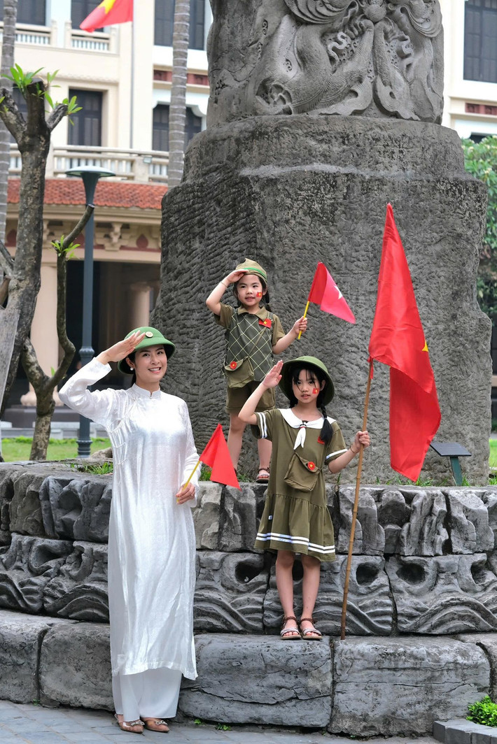 Vào đại lễ 30/4/2025, Ngọc Hân thực hiện bộ áo dài bên các em nhỏ. Ảnh: FB Ngọc Hân.