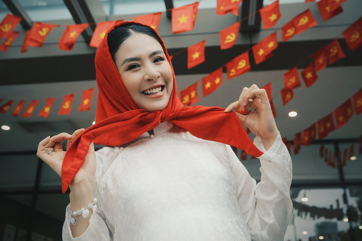 Người đẹp sinh năm 1989 gây chú ý khi bế bụng bầu đi xem sơ duyệt diễu binh, diễu hành. Ảnh: FB Ngọc Hân.