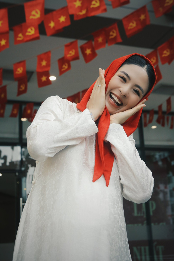 Ngọc Hân háo hức hòa chung không khí chào mừng đại lễ của người dân. Ảnh: FB Ngọc Hân.