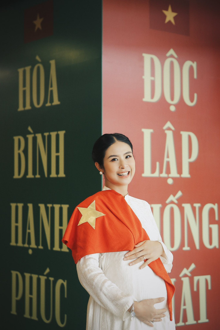 Nàng hậu diện áo dài trắng, chào mừng đại lễ. Ảnh: FB Ngọc Hân.