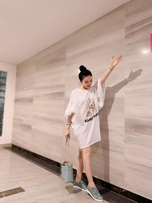 Ở đời thường, Tân Nhàn ăn mặc gợi cảm. Trong khi đó, trên sân khấu, cô chuộng váy áo kín đáo, thanh lịch. Ảnh: FB Tân Nhàn.