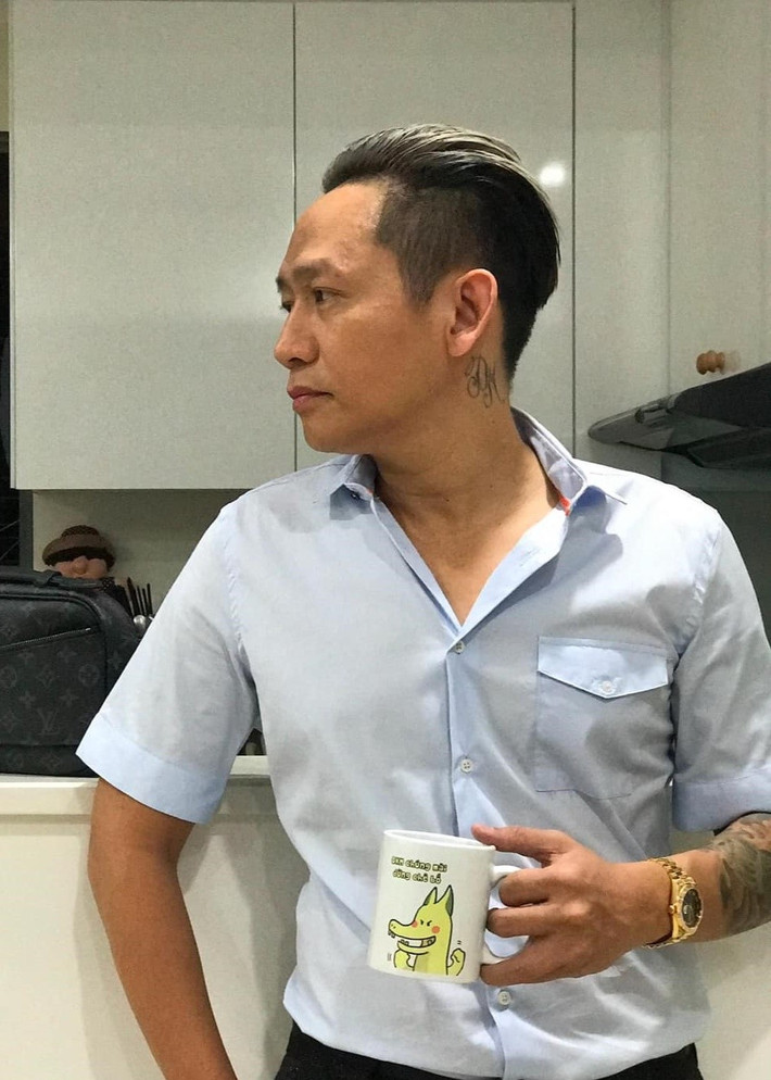 Chia sẻ trên Vietnamnet, Duy Mạnh khẳng định những điều anh viết trên trang cá nhân hoàn toàn là sự thật, không có ý đùa cợt: "Nếu cơ quan chức năng mời lên làm việc, tôi sẵn sàng, kể cả nộp phạt. Coi như đó là bài học cho mình, cũng là lời cảnh tỉnh cho các nghệ sĩ như chúng tôi”, anh nói. Ảnh: FB Duy Mạnh.