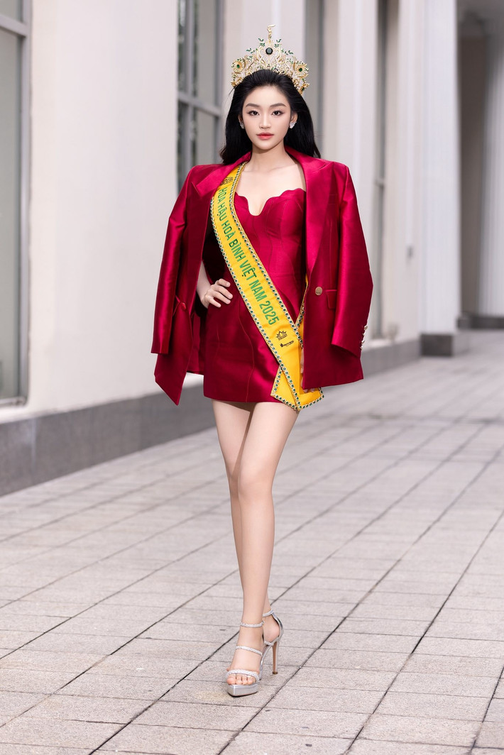 Ngày 3/10, Yến Nhi tham gia vòng loại phần thi tài năng. Ngày 9/10, người đẹp bước vào phần thi áo tắm. Ảnh: FB Yến Nhi.