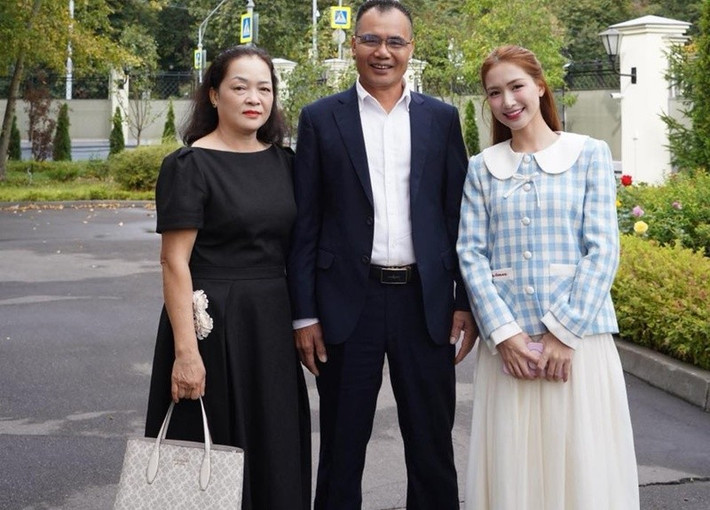 Hòa Minzy tâm sự rằng điều hạnh phúc nhất ở tuổi 30 của cô chính là được chăm sóc bố mẹ, được báo hiếu khi bố mẹ còn khoẻ mạnh, đủ điều kiện đưa bố mẹ đi khắp thế giới.